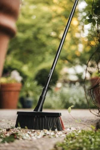 Fiskars Solid univerzális kültéri seprű (M)