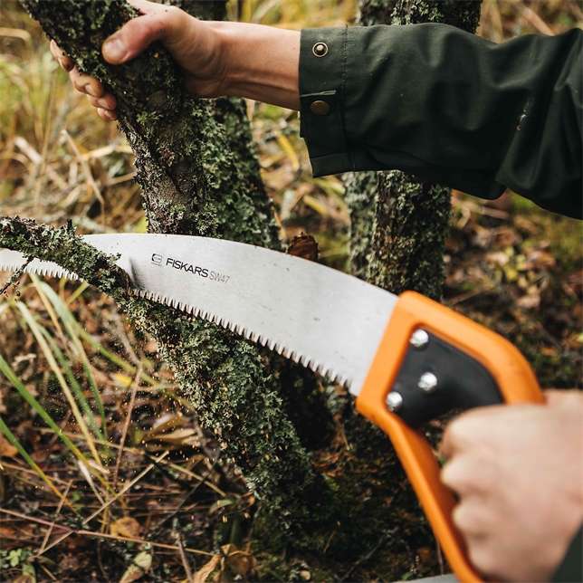 Fiskars kerti fűrész SW47